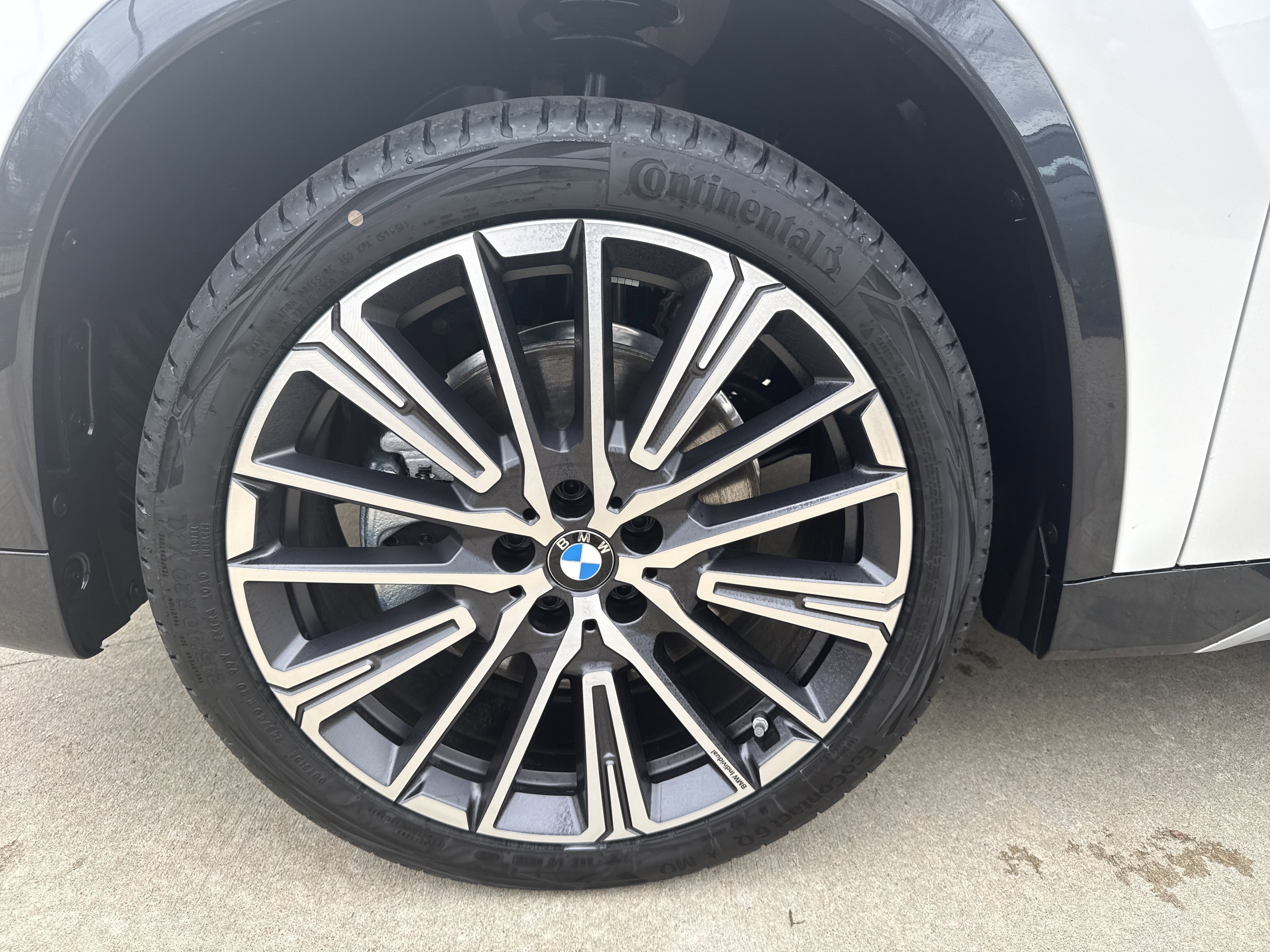 New 2026 0A96 Mineral White Metallic BMW xDrive28i image 28