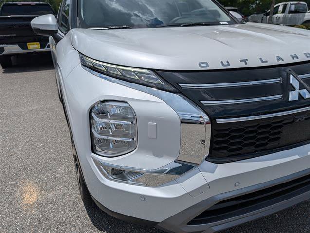Used 2025 White Diamond Mitsubishi SE image 20
