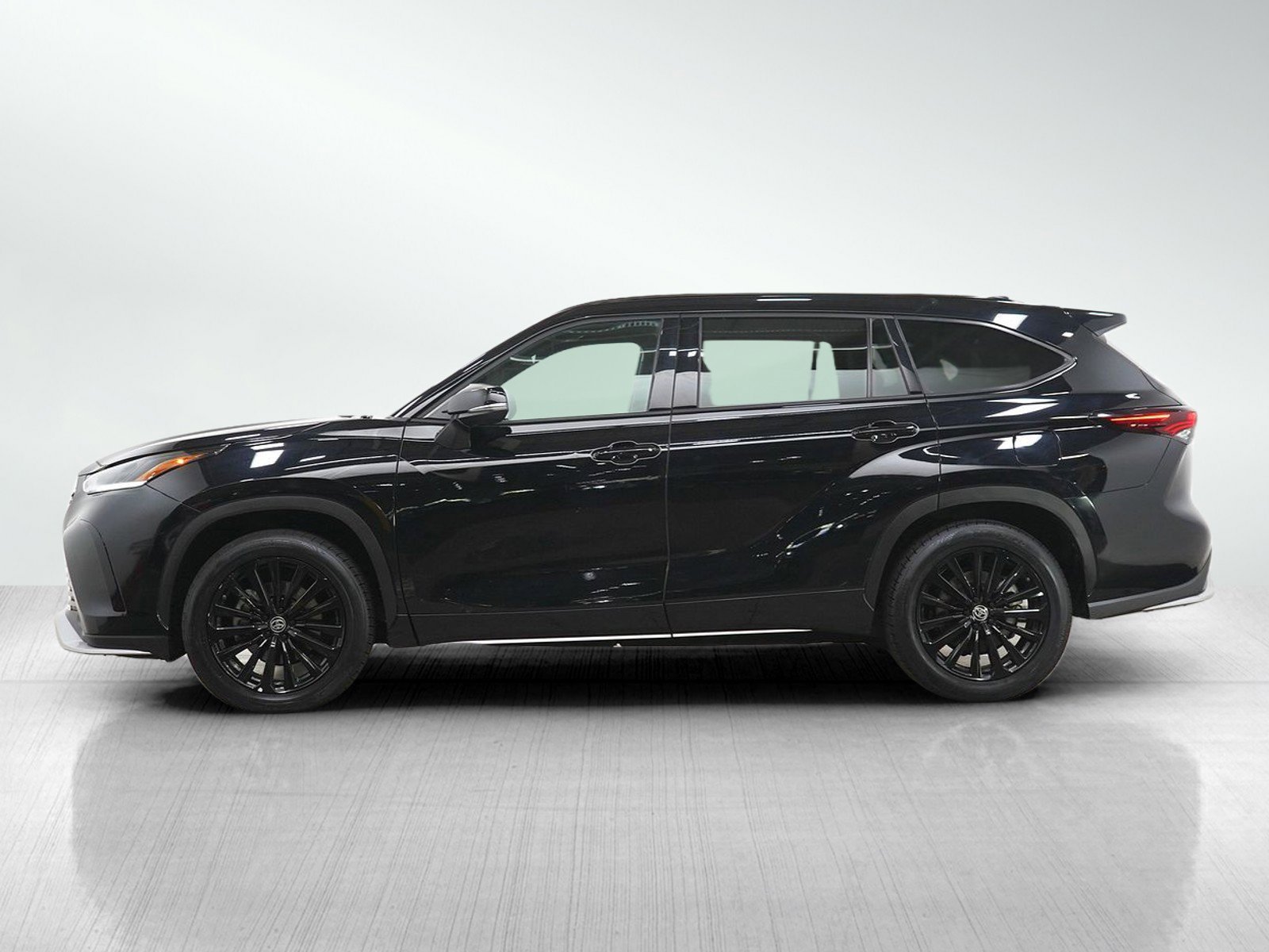 Used 2025 Toyota Highlander XSE with VIN 5TDKDRBH4SS578025 for sale in Burnsville, Minnesota