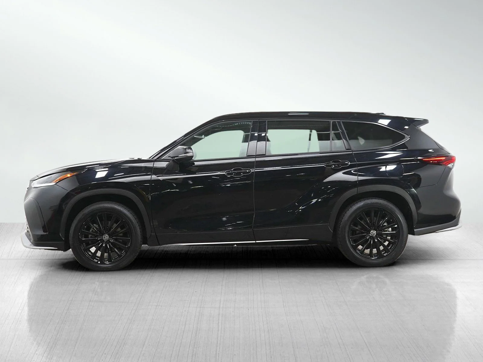 Used 2025 Toyota Highlander XSE with VIN 5TDKDRBH4SS578025 for sale in Burnsville, Minnesota