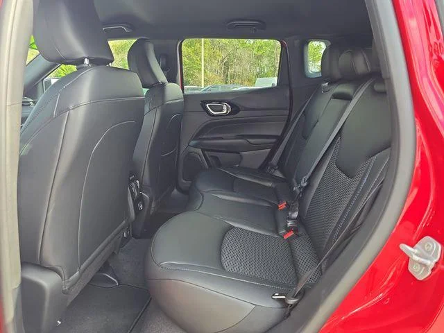 New 2026 Red Hot Pearl-Coat Exterior Paint Jeep Latitude image 13
