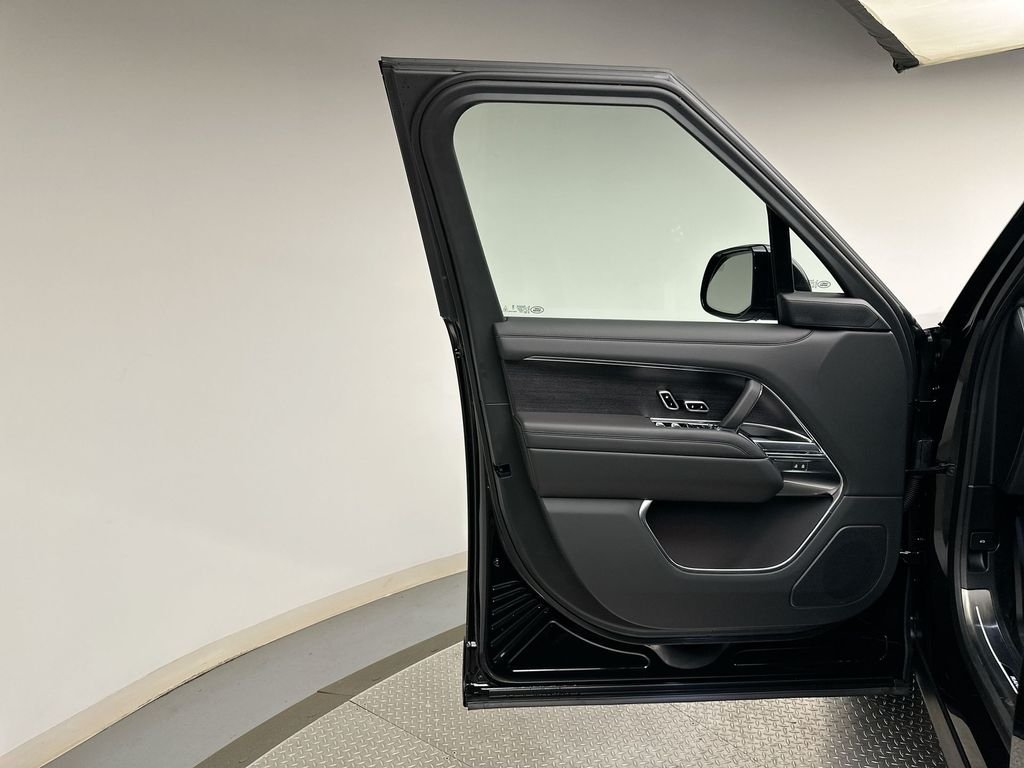 New 2026 Santorini Black LAND ROVER SE 7 Seats image 9