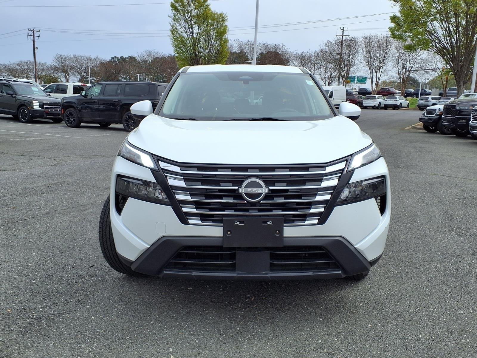 Used 2024 Everest White Pearl Nissan SV image 8