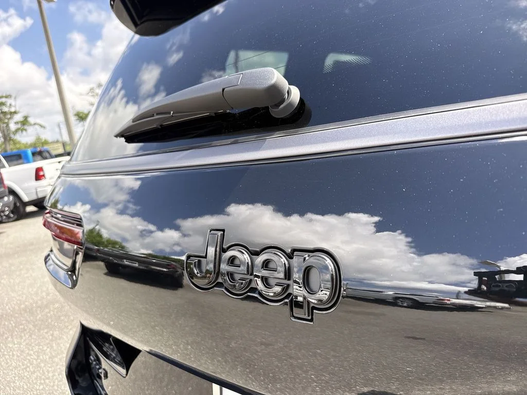 New 2026 Diamond Black Crystal Pearl-Coat Exterior Paint Jeep Laredo image 6