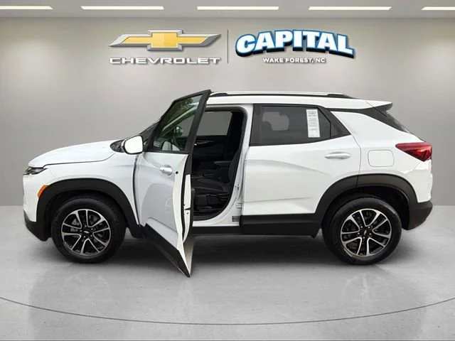 Used 2025 Summit White Chevrolet LT image 3