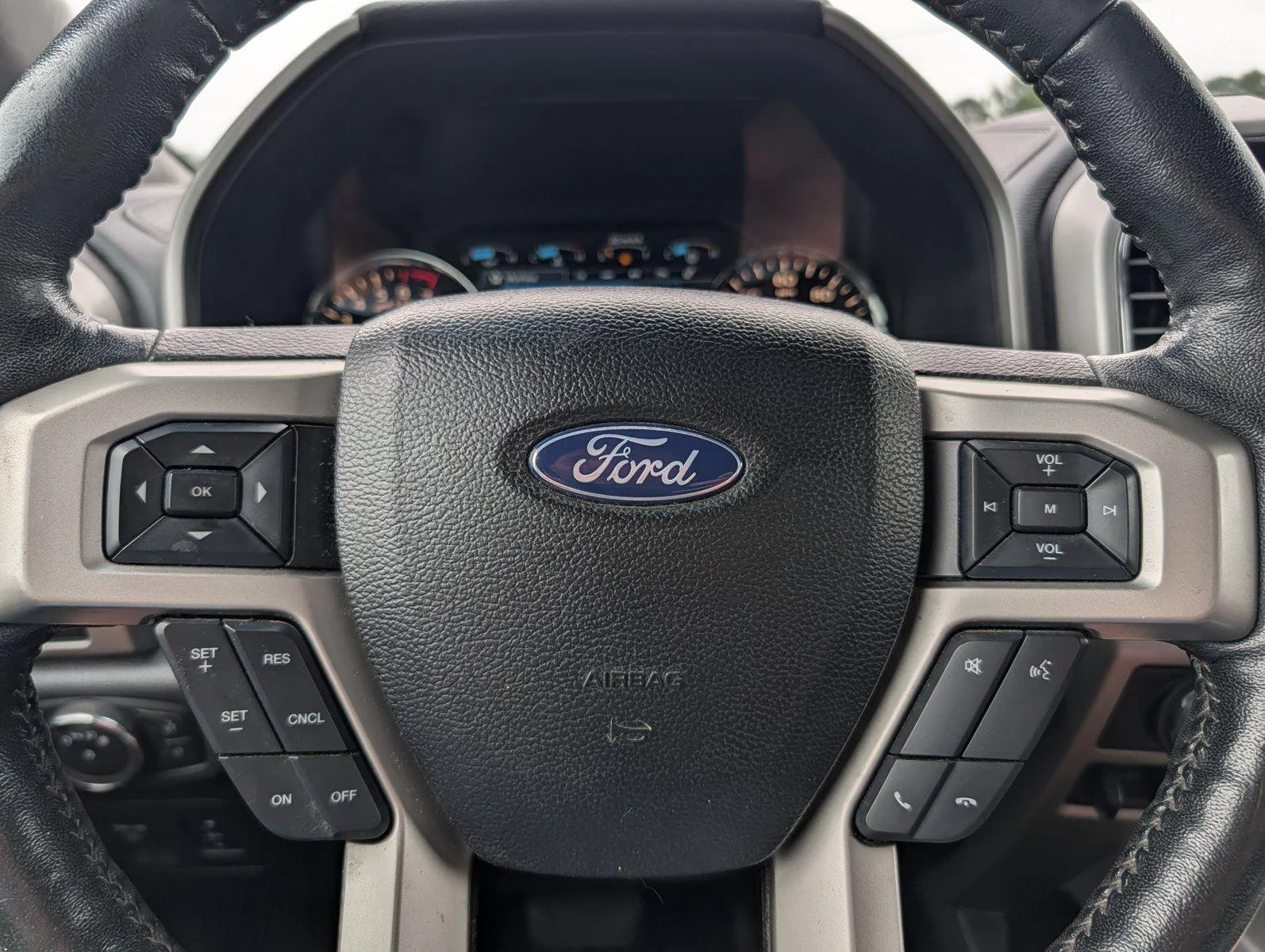 Used 2018 White Platinum Metallic Tri-Coat Ford LARIAT image 24