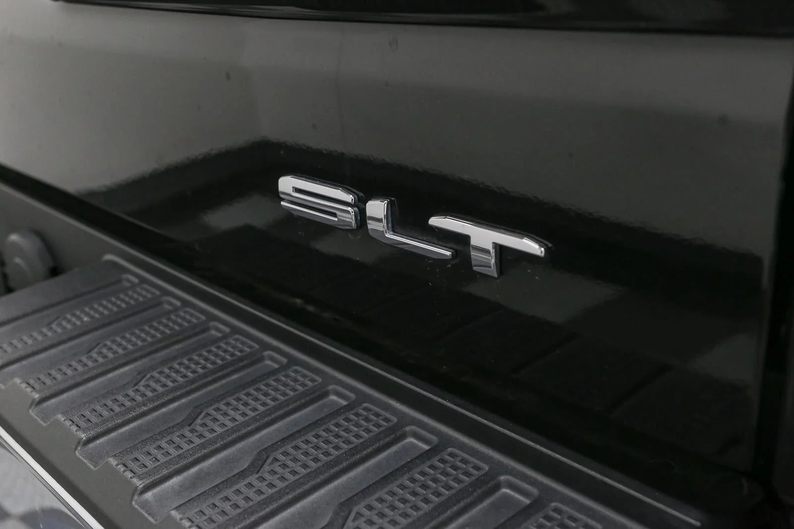 Used 2021 Onyx Black GMC SLT image 12