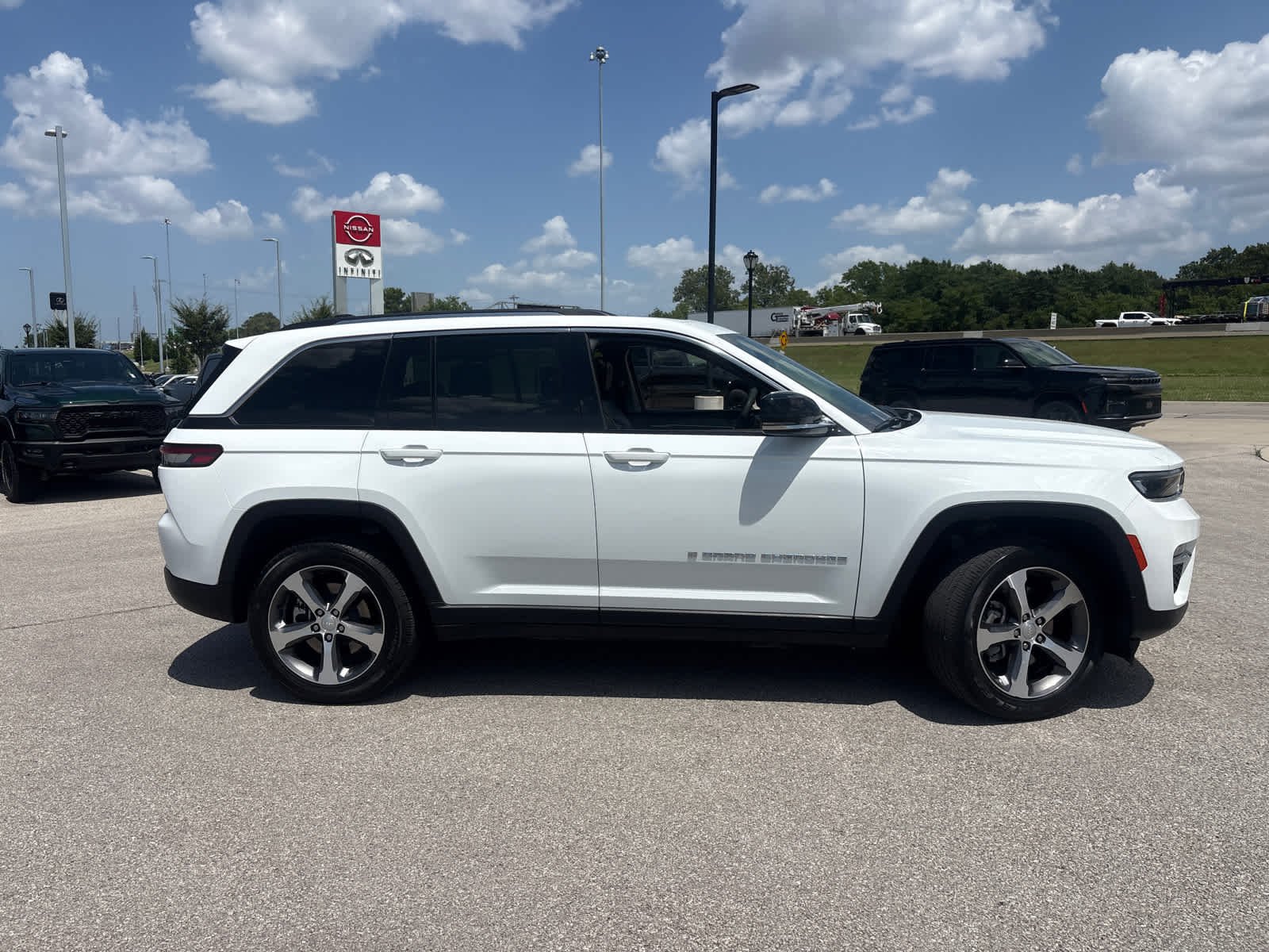 Used 2022 Bright White Clearcoat Jeep  image 11