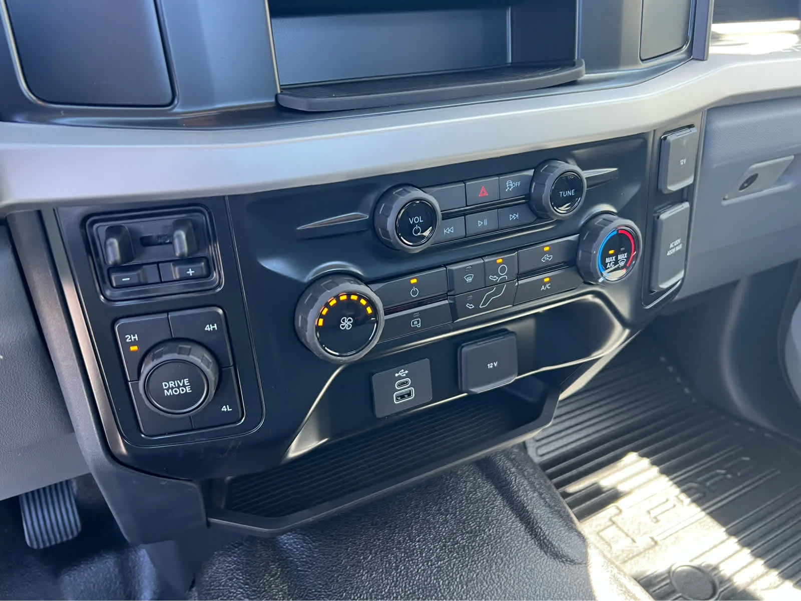 New 2026 Oxford White Ford F-550® XL image 28