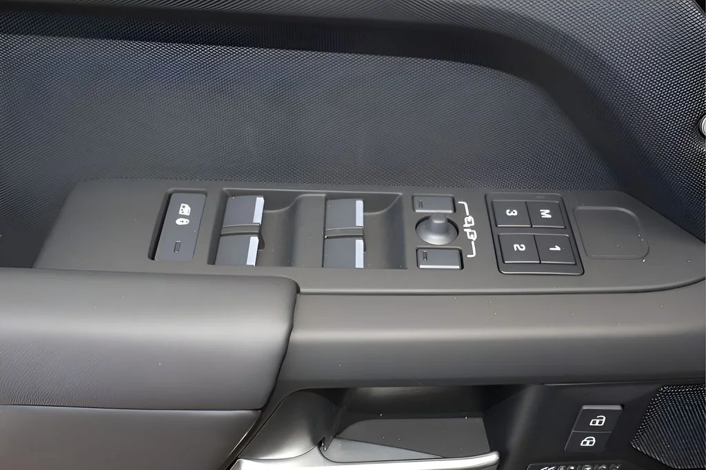 Certified Used 2025 Black Land Rover X-Dynamic SE image 10