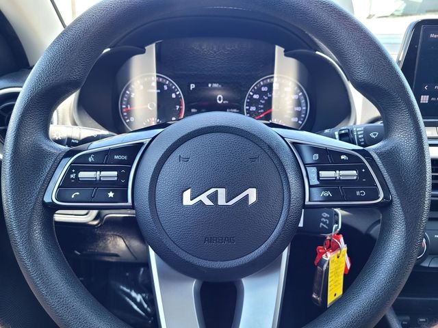 Used 2023 White Kia LXS image 25
