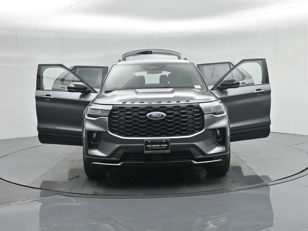 New 2026 Carbonized Gray Metallic Ford ST-Line image 36