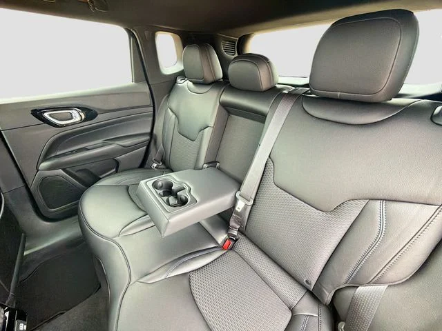 New 2026 Diamond Black Crystal Pearl-Coat Exterior Paint Jeep Latitude image 26