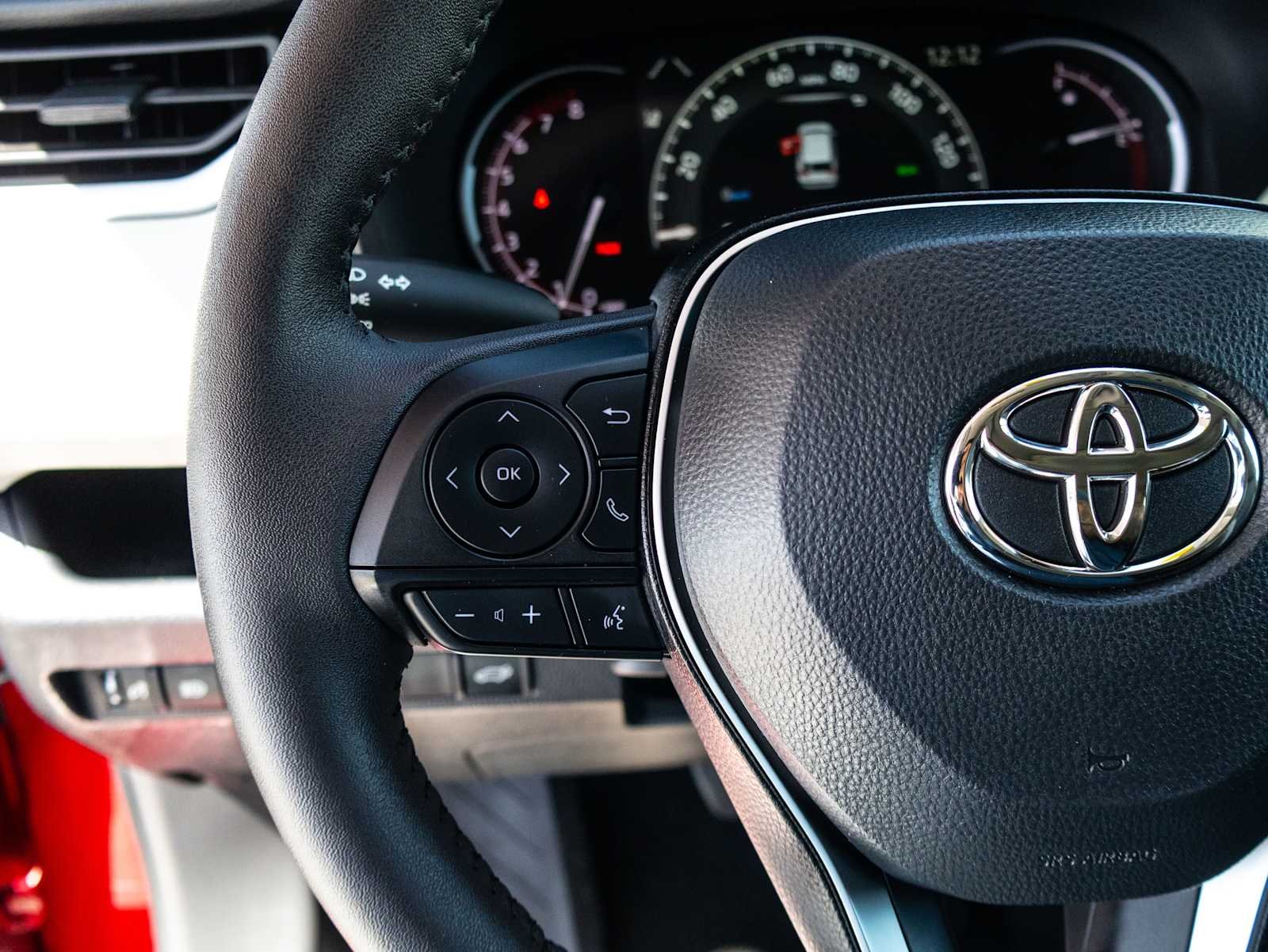 2025 Toyota RAV4 XLE - Photo 37