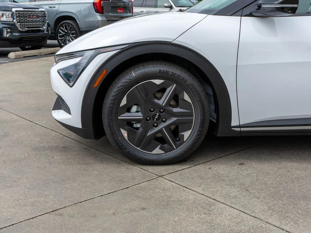 New 2026 Glacial White Pearl Kia LIGHT image 29