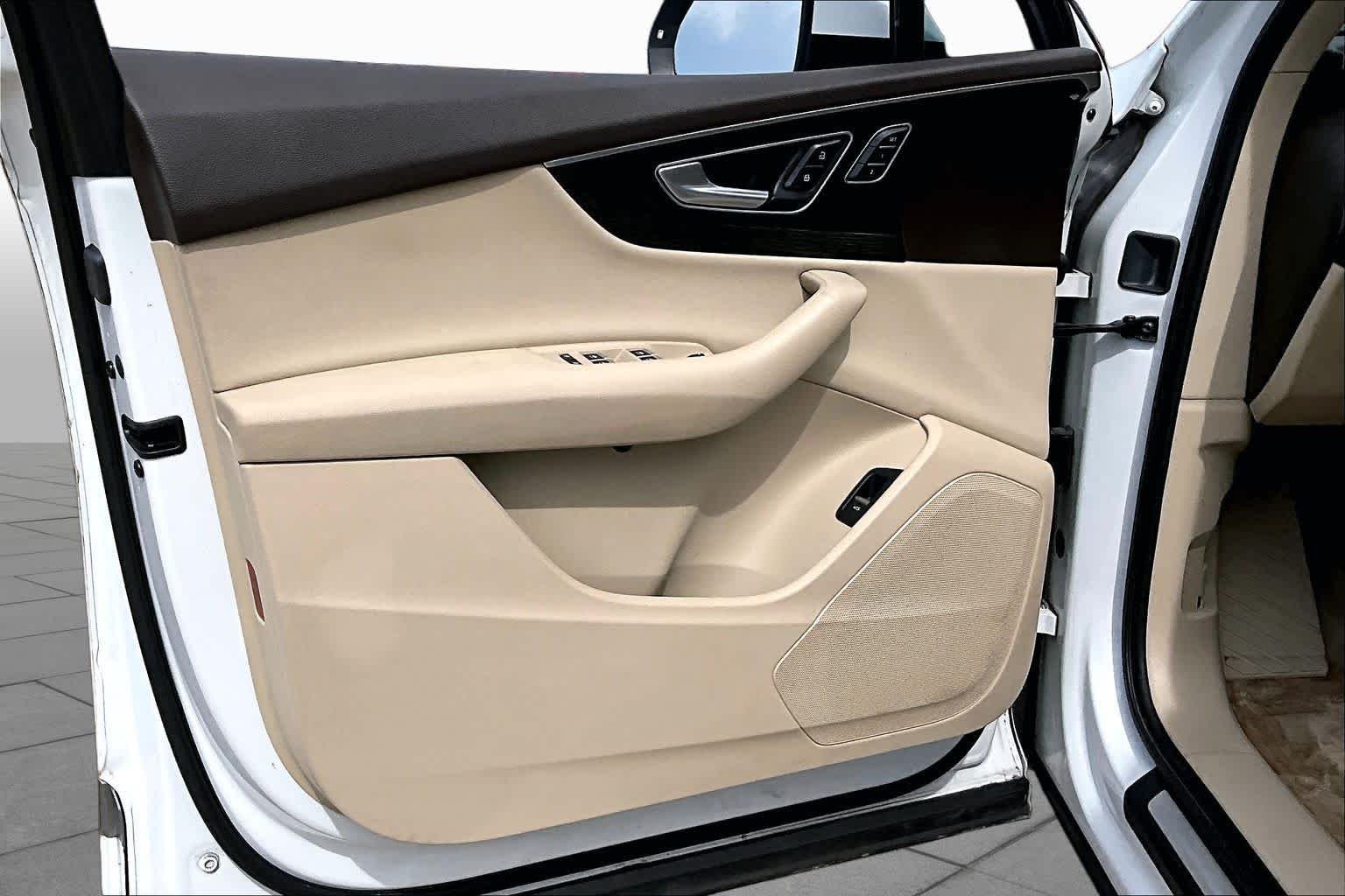 Used 2018 Carrara White Audi Premium image 22