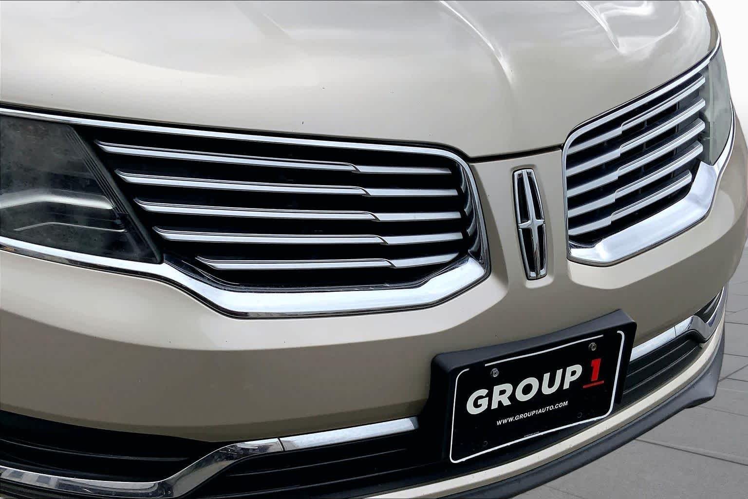 Used 2017 Palladium White Gold Metallic Lincoln Reserve image 28