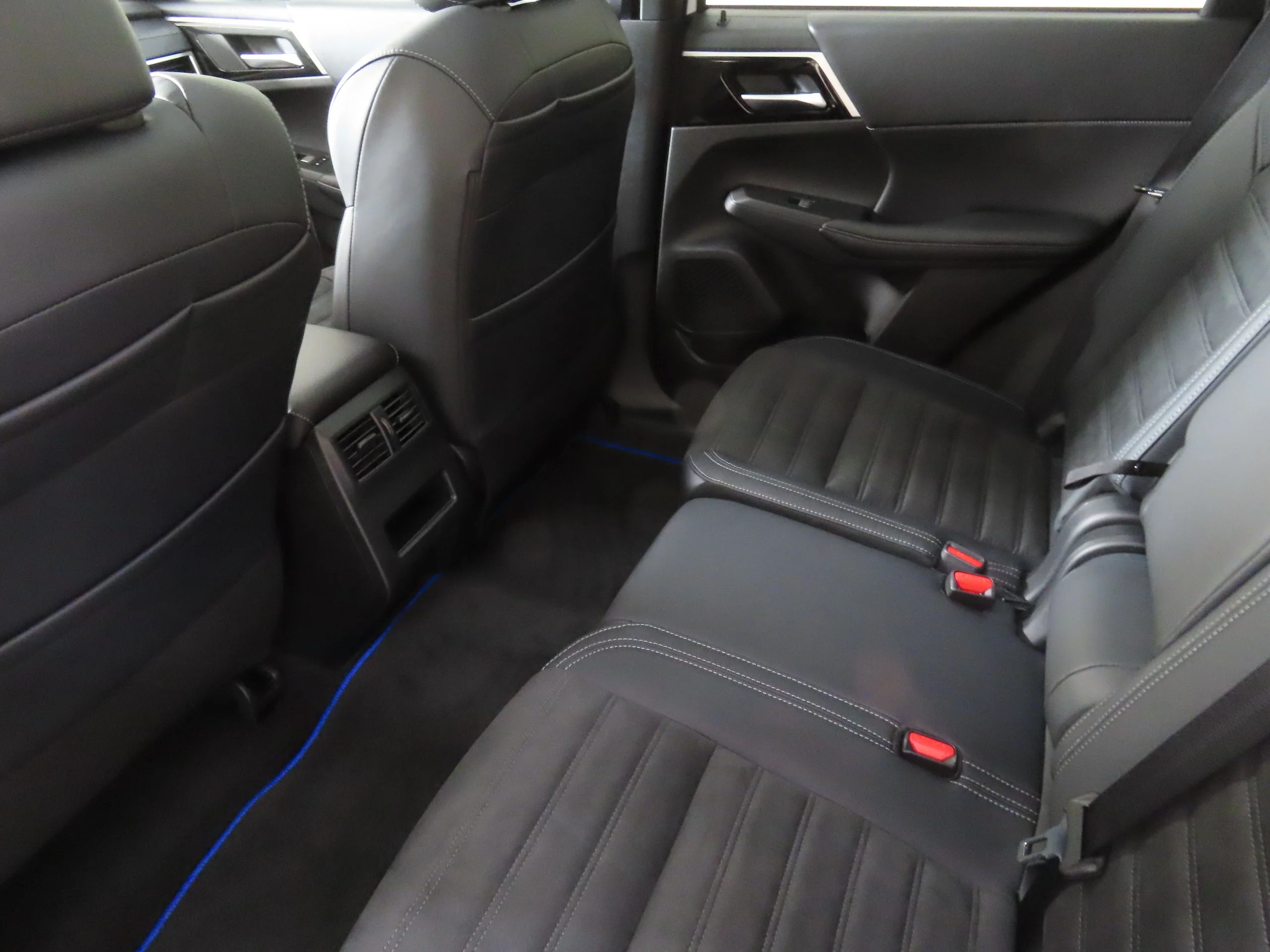 2025 Mitsubishi Outlander Plug-in Hybrid SE - Photo 21