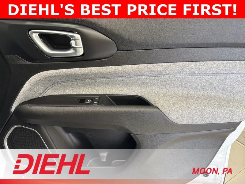 Used 2022 White Jeep Latitude image 14