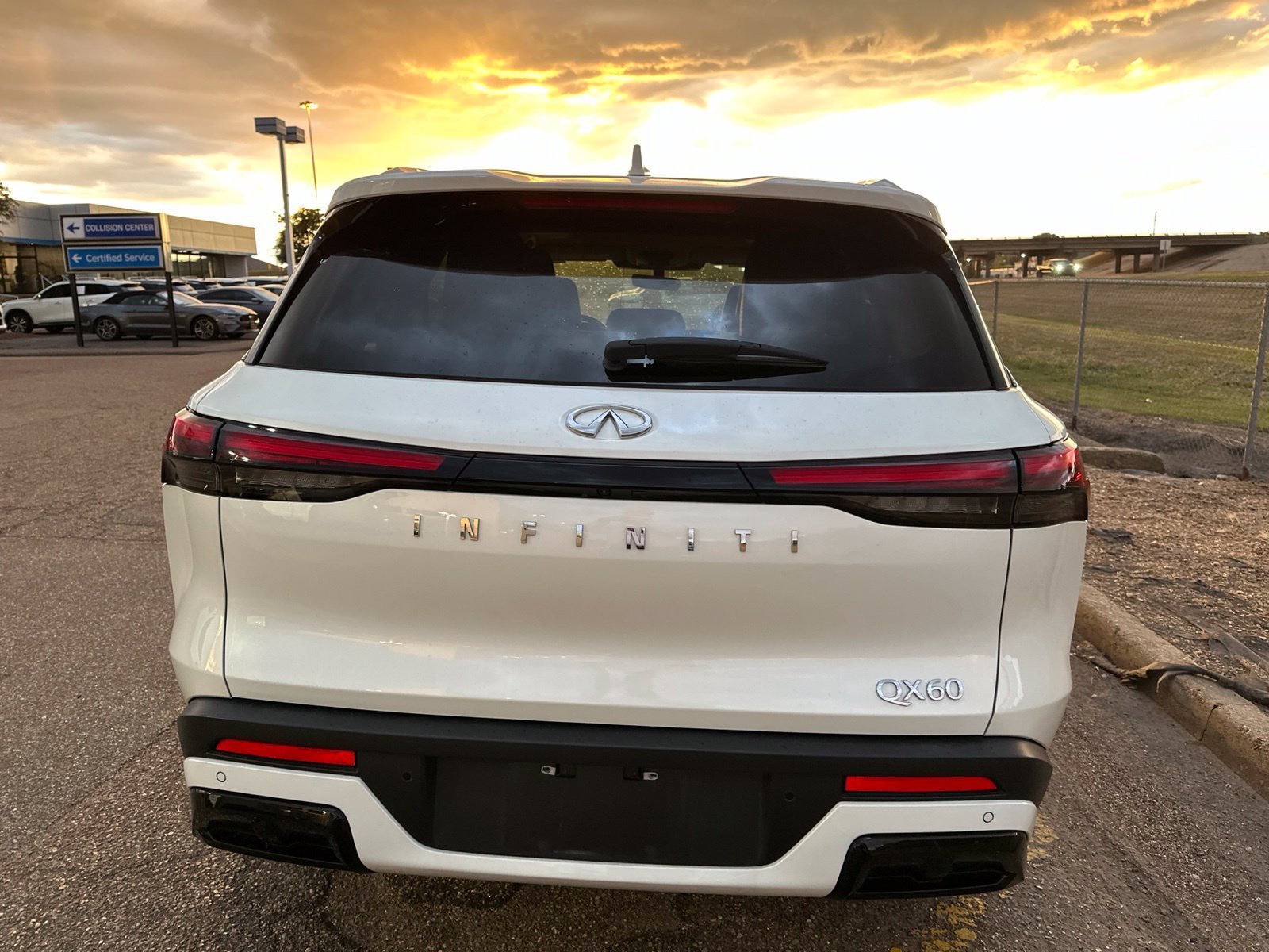 Used 2024 White INFINITI LUXE image 7