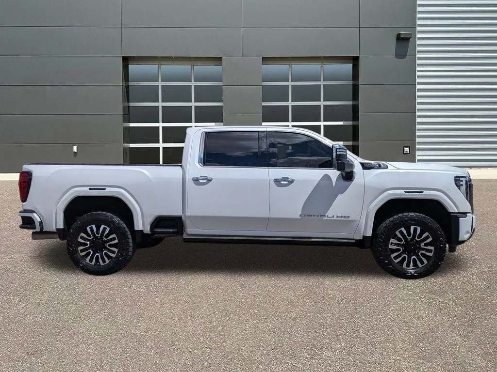 Used 2024 White Frost Tricoat GMC Denali Ultimate image 4