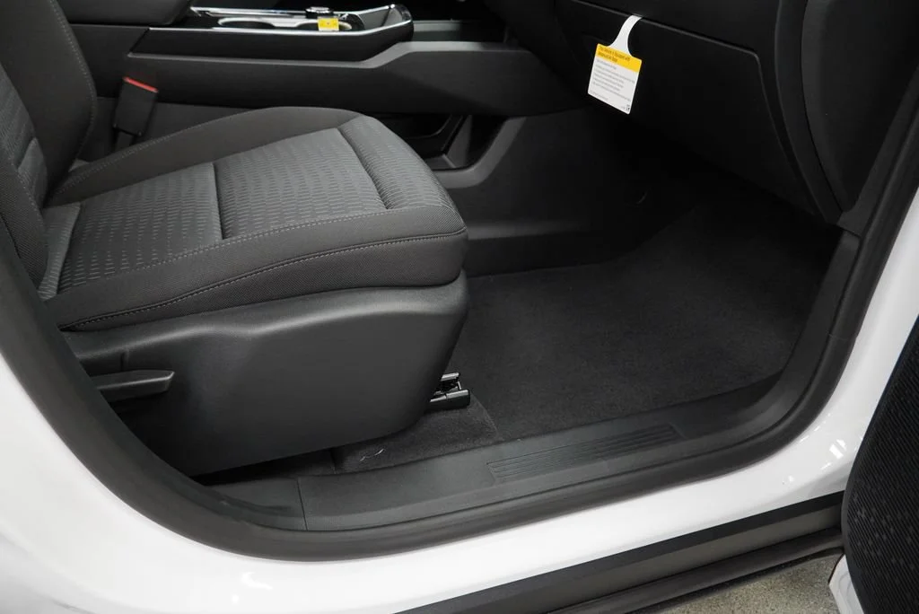 New 2027 Summit White Chevrolet LT image 30