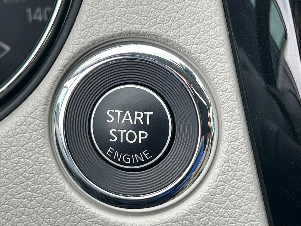 Used 2022 White Nissan SL image 38