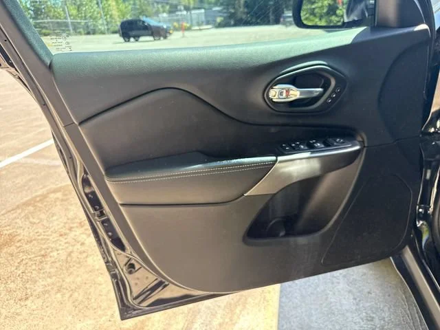 Used 2019 Diamond Black Crystal Pearlcoat Jeep Limited image 15