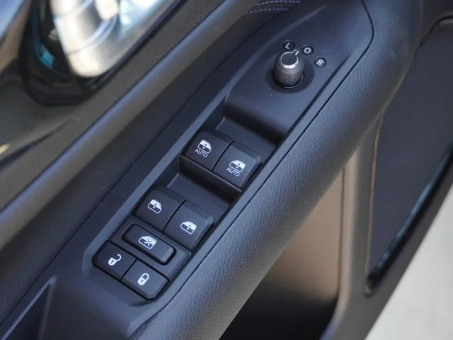 New 2026 Fathom Blue Pearl-Coat Exterior Paint Jeep Latitude image 20