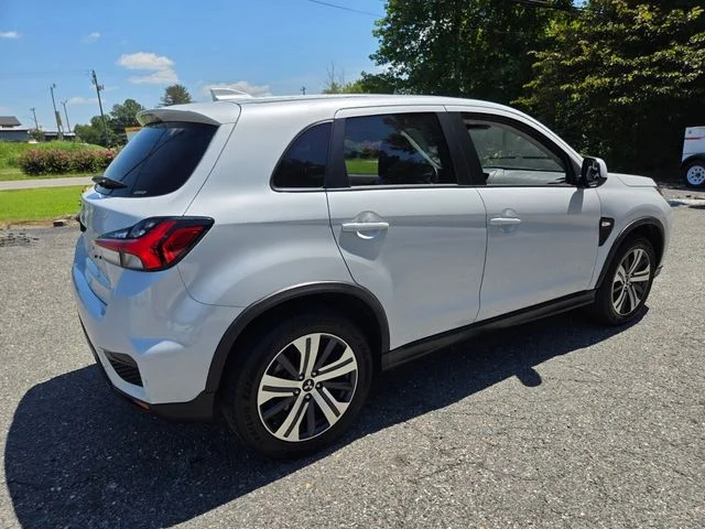 Used 2024 White Mitsubishi  image 8