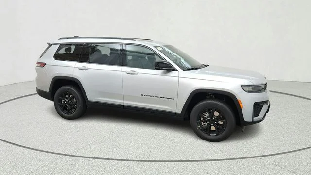 New 2026 Silver Zynith Exterior Paint Jeep Altitude image 11