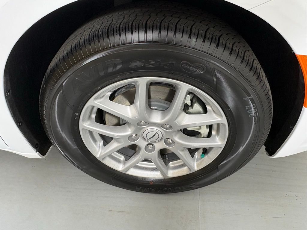 New 2026 Bright White Clear-Coat Exterior Paint Chrysler Select image 10