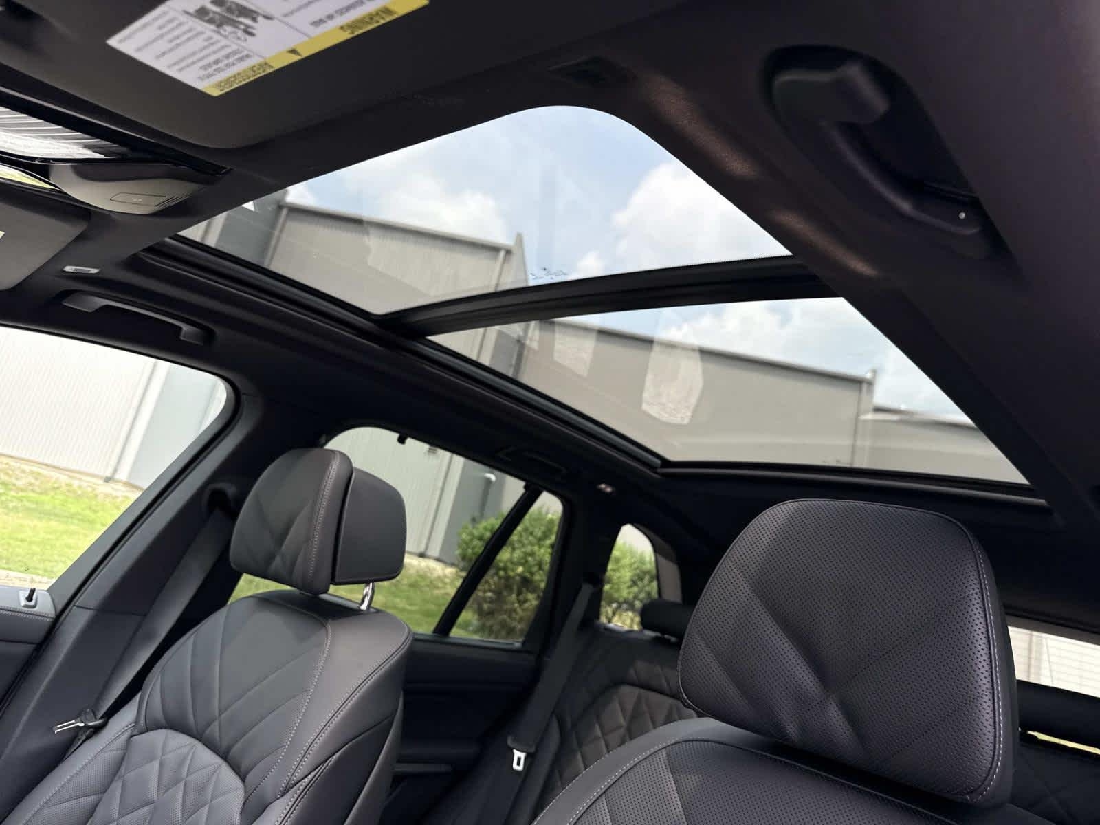 New 2026 Mineral White Metallic BMW xDrive40i image 4