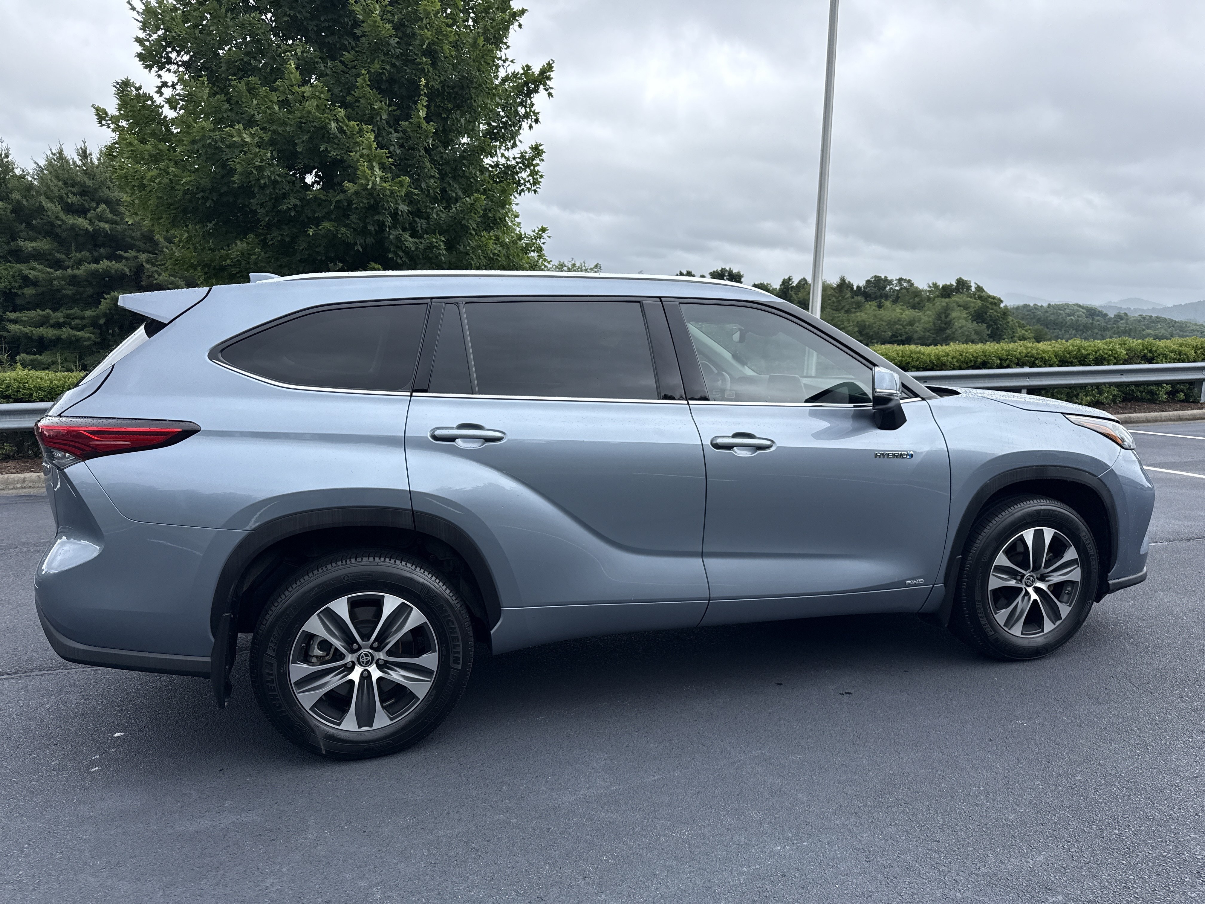 Used 2020 Moon Dust Toyota Hybrid XLE image 6