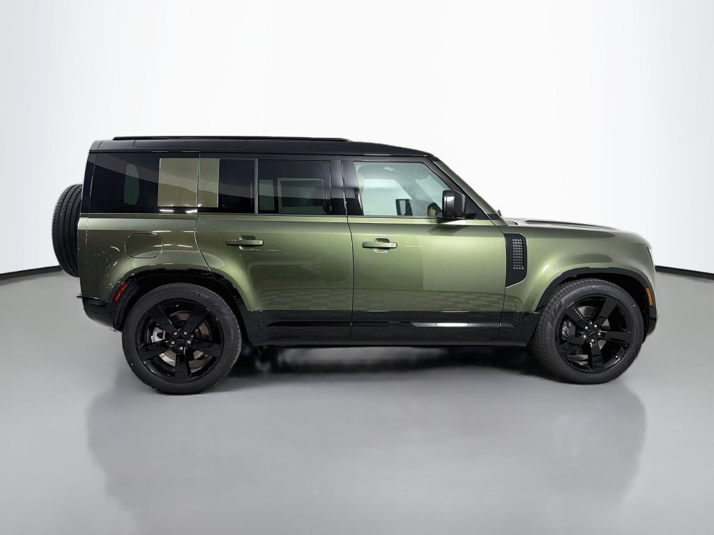 New 2026 Woolstone Green Land Rover X-Dynamic SE image 4