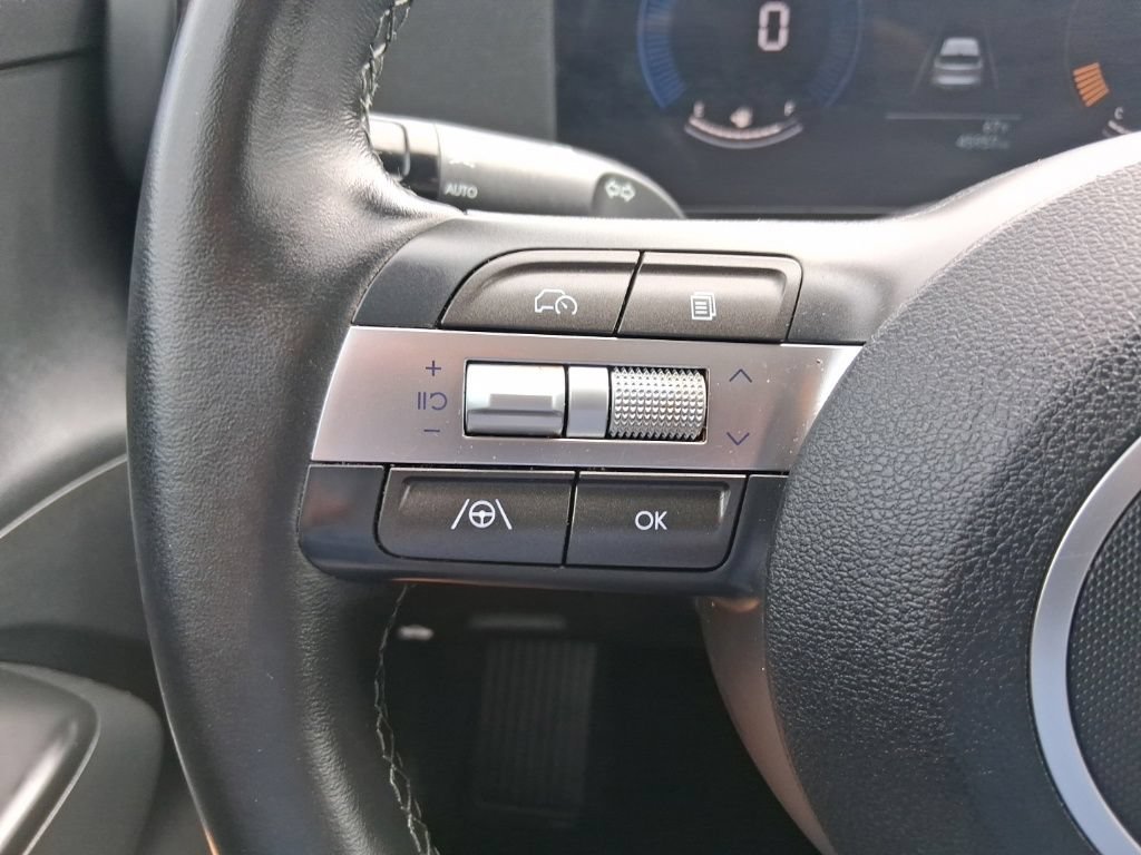 Used 2025  Hyundai SEL image 17