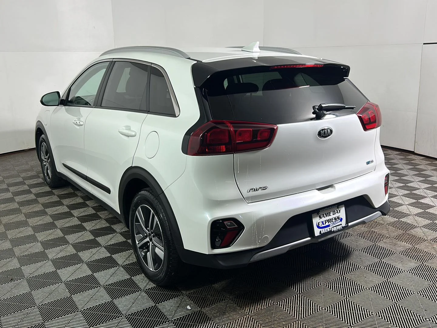 Used 2021 Snow White Pearl Kia LXS image 9