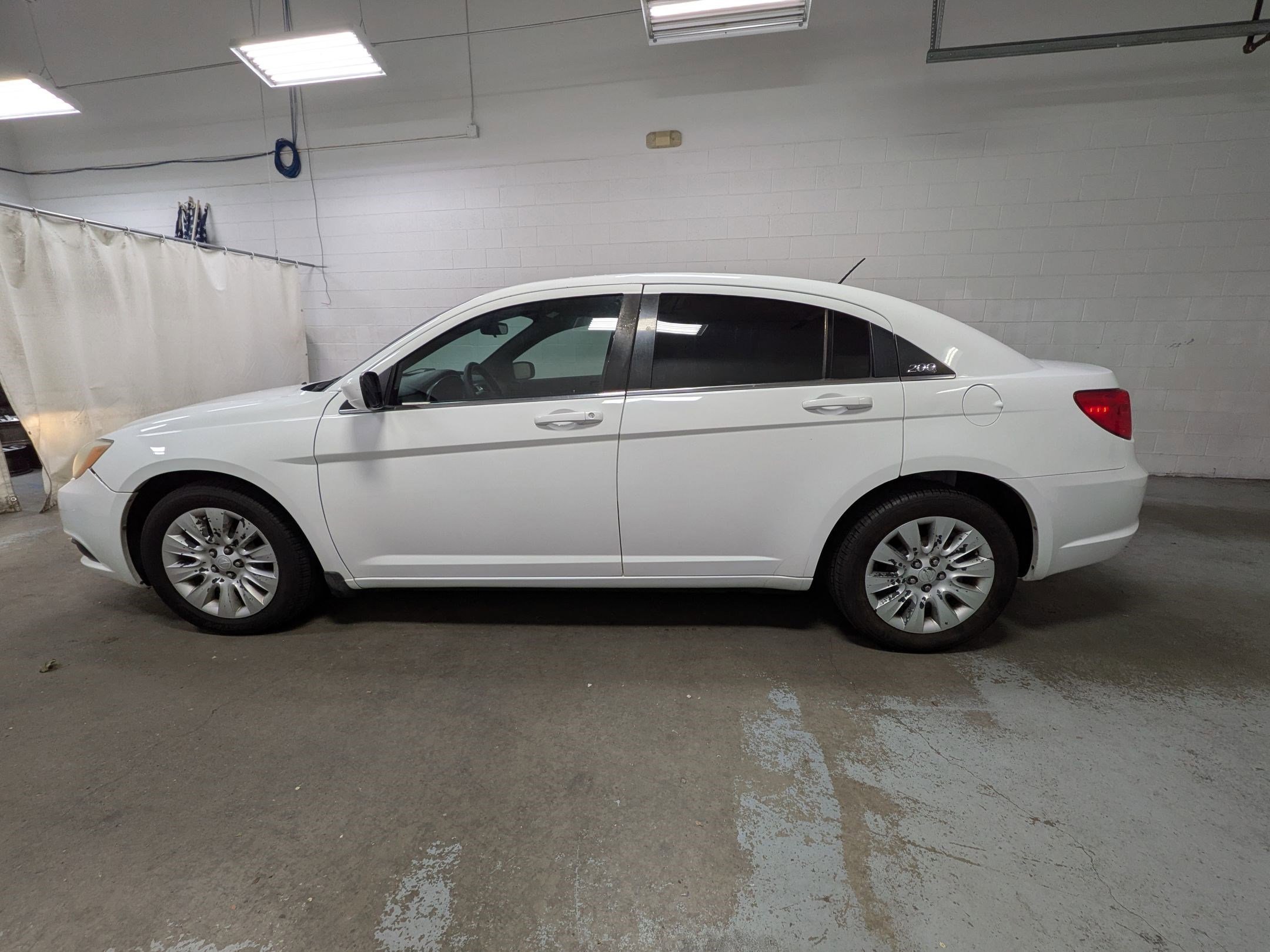 Used 2014 Bright White Clearcoat Chrysler LX image 8
