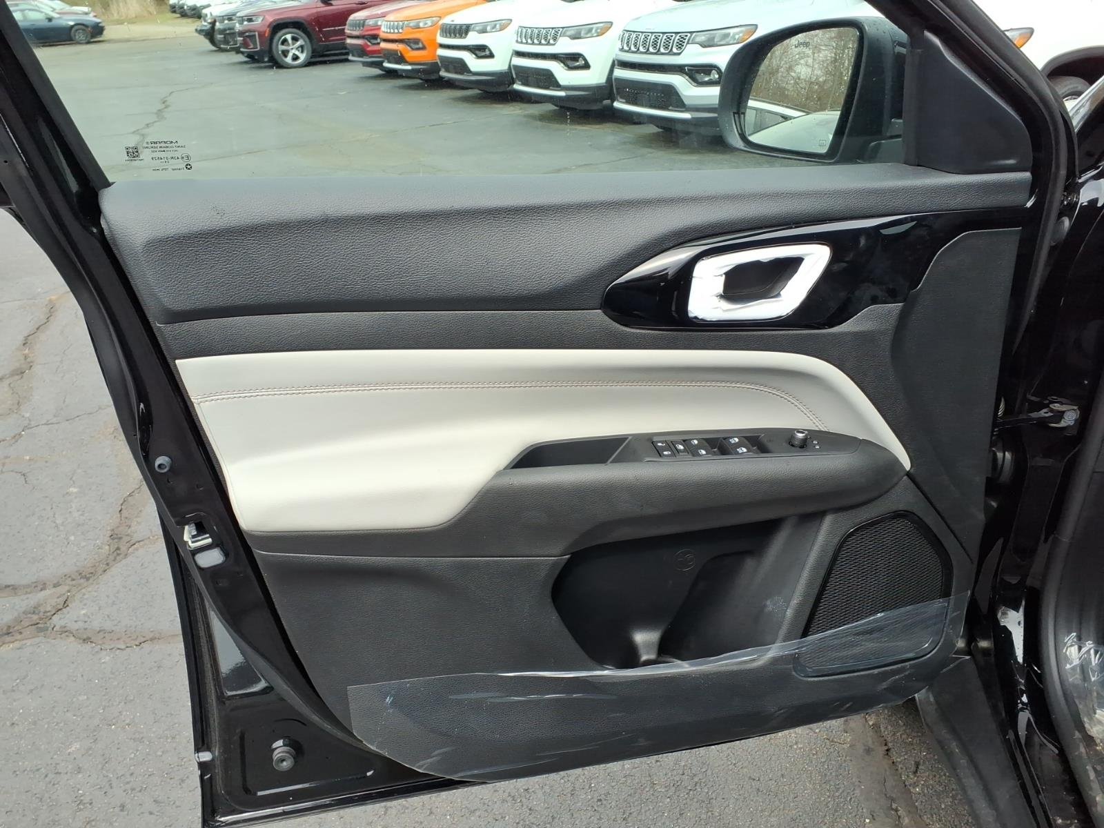 New 2026 Diamond Black Crystal Pearl-Coat Exterior Paint Jeep Limited image 12