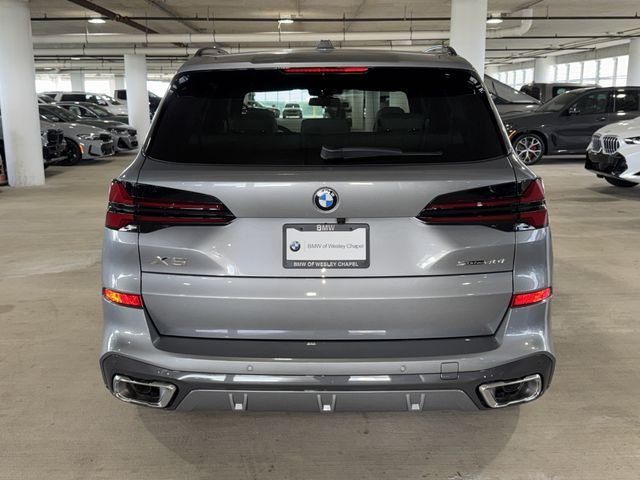 New 2026 Skyscraper Grey Metallic BMW sDrive40i image 6