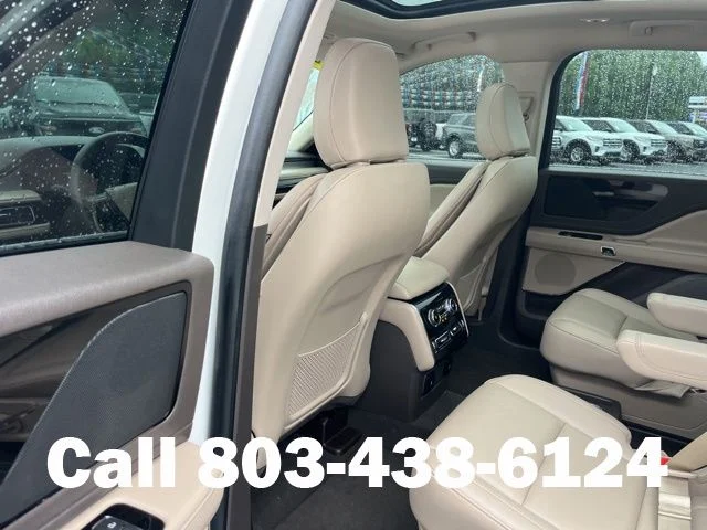 Used 2023 White Metallic Lincoln Standard image 11