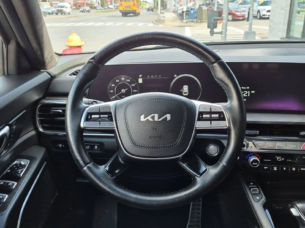Used 2025 Green Kia SX-Prestige X-Line image 16