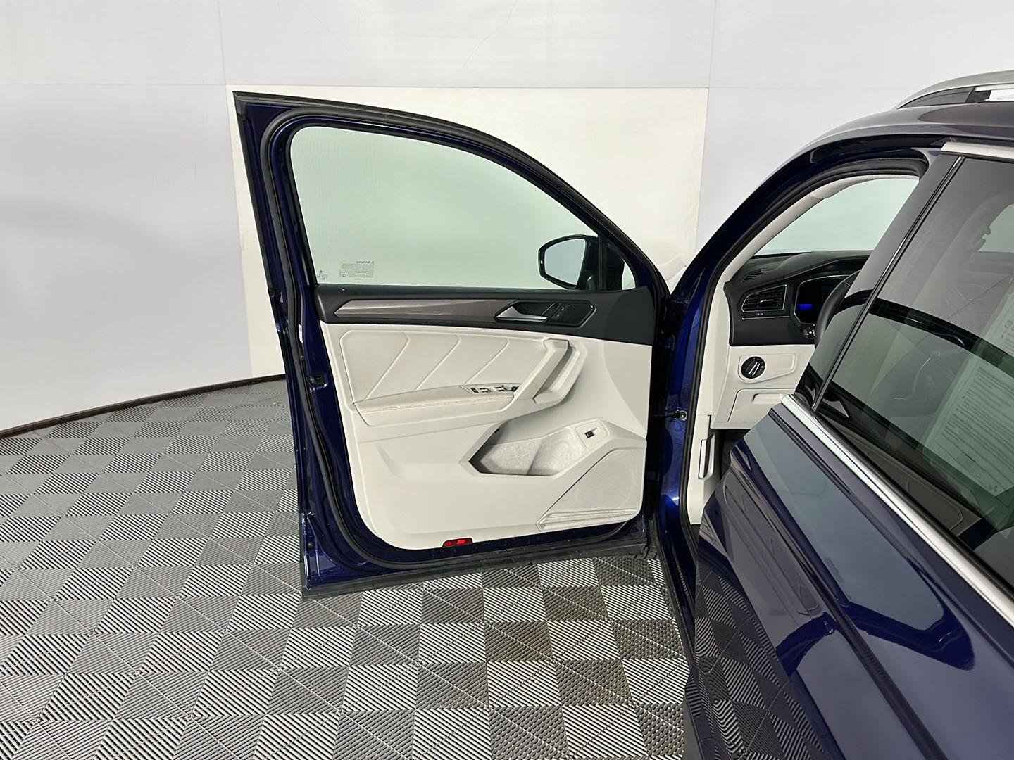Used 2022 Atlantic Blue Metallic Volkswagen SE image 18