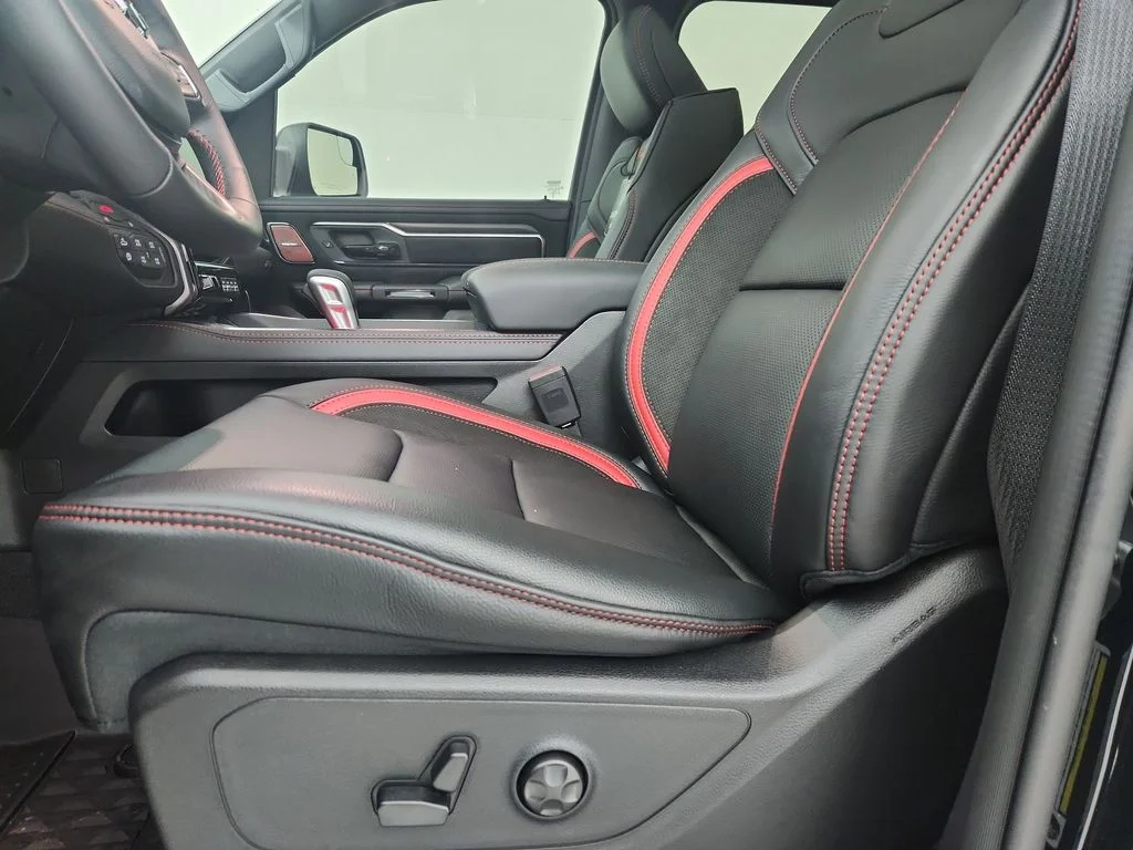 New 2026 Diamond Black Crystal Pearl-Coat Exterior Paint RAM RHO image 20