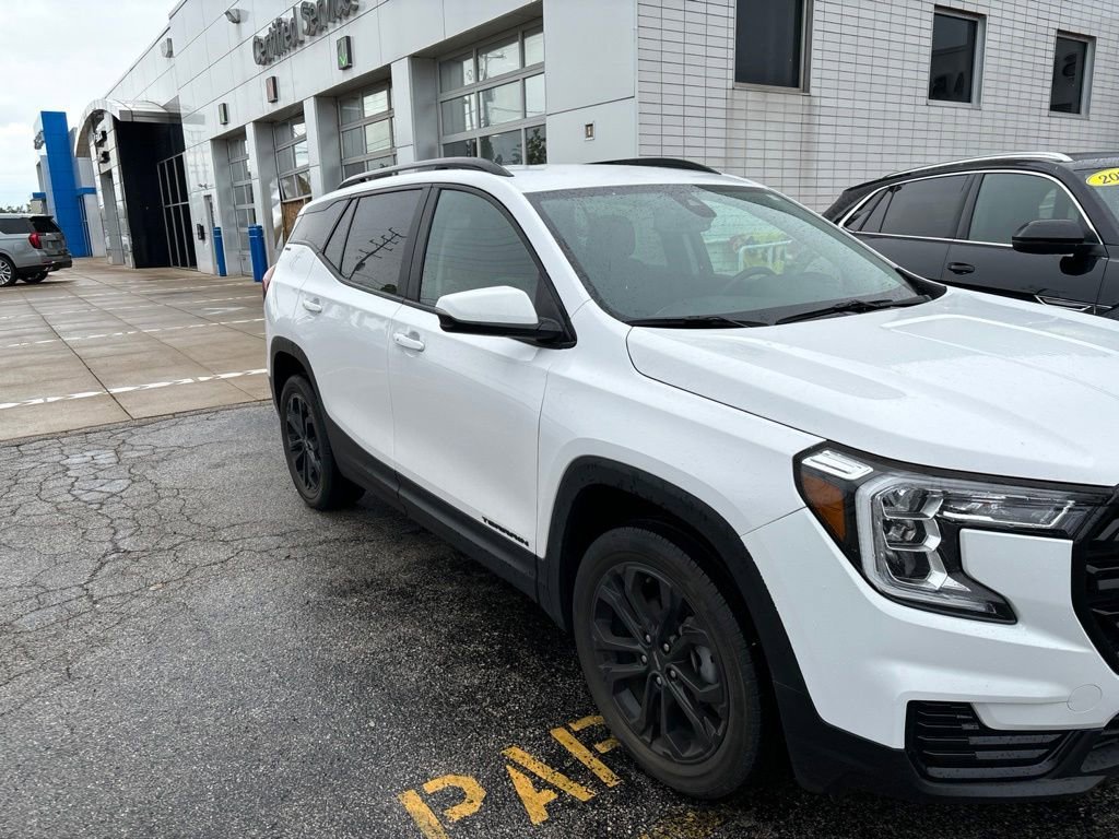 Used 2022 Summit White GMC SLE image 7