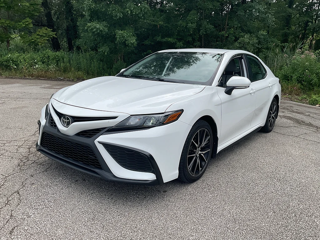 Used 2023 Ice Cap Toyota SE image 3