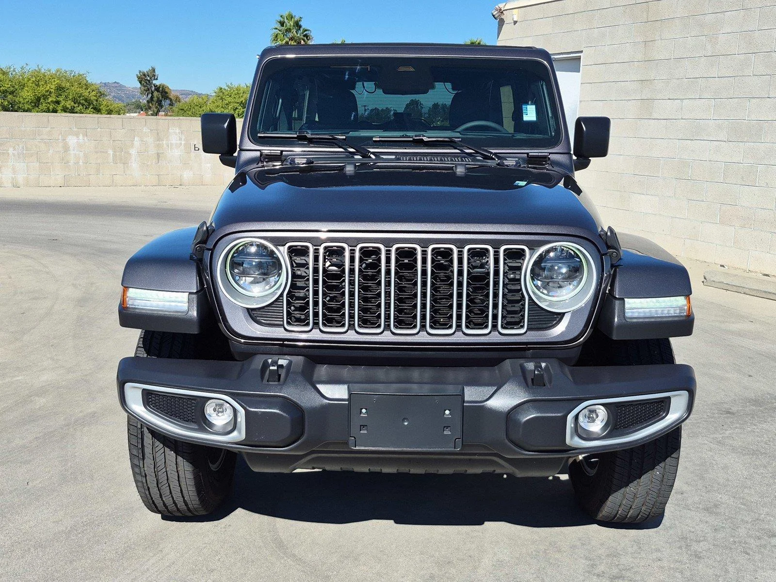 Certified Used 2026 Granite Crystal Metallic Clearcoat Jeep Sahara image 3