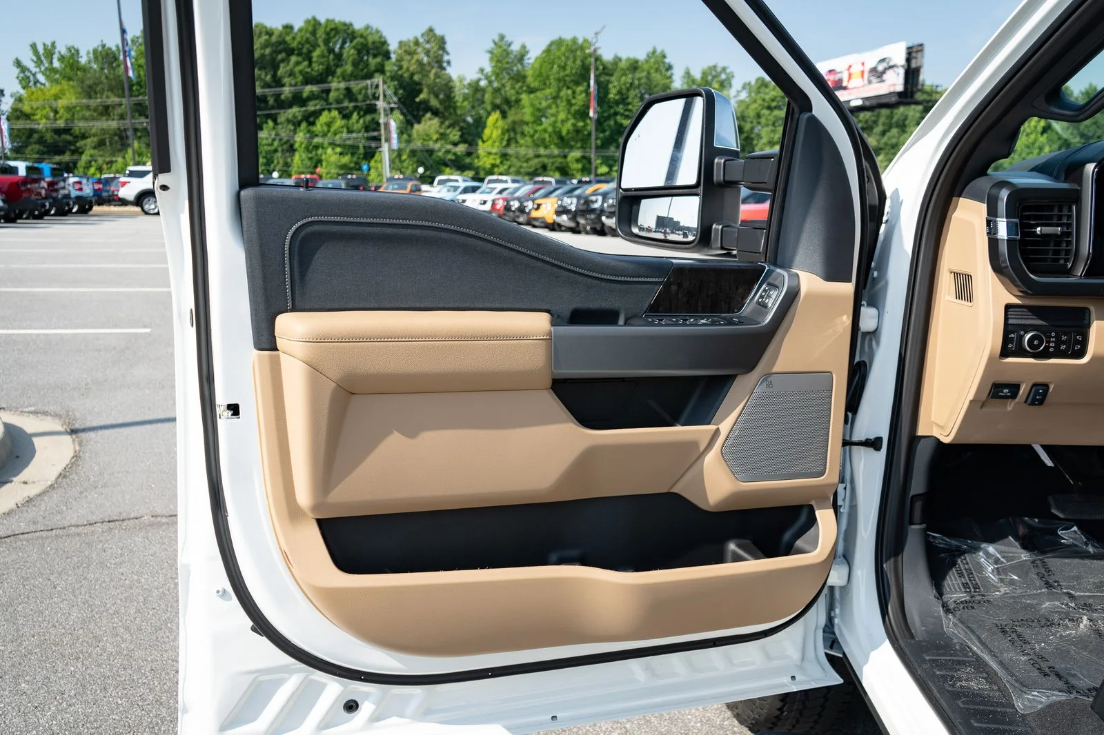 New 2026 Star White Metallic Tri-Coat Ford F-250® Lariat® image 32