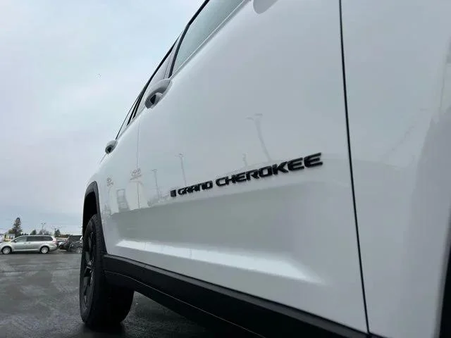 New 2026 Bright White Clear-Coat Exterior Paint Jeep Laredo image 17