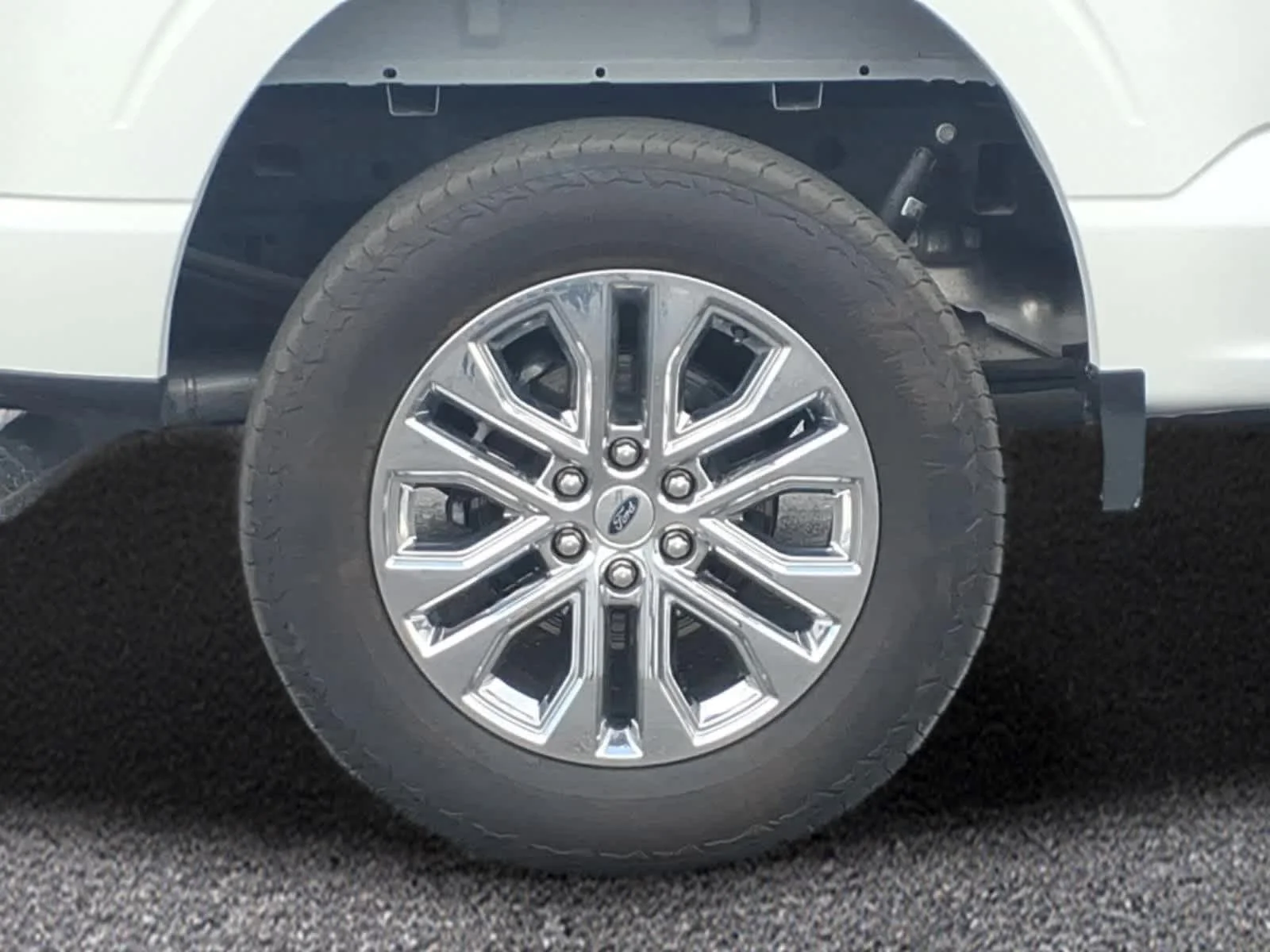 Used 2025 Star White Metallic Tri-Coat Ford LARIAT image 4